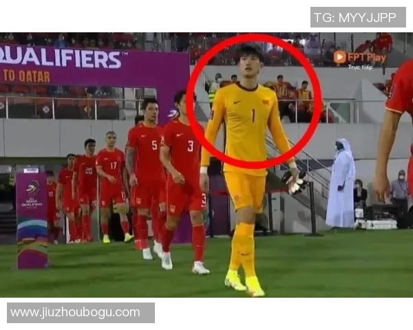 足球明星因场上行为不当被罚站引发热议，球迷纷纷讨论处罚尺度是否合理